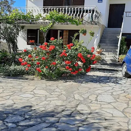 By The Beach * Σίμπενικ