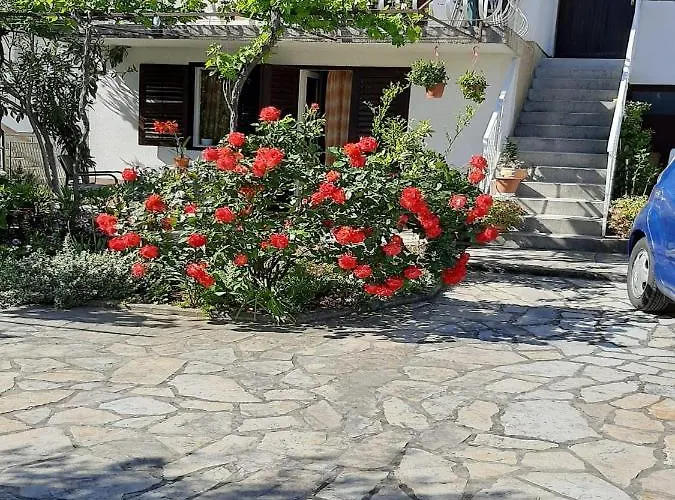 By The Beach * Σίμπενικ