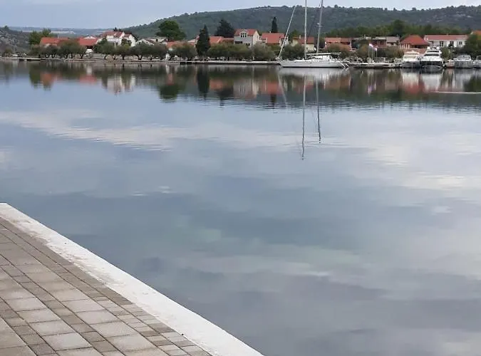 By The Beach * Σίμπενικ